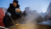 Eine freiwillige Helferin verteilt warme Mahlzeiten nach einem Stromausfall in Kiew ...