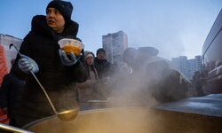 Eine freiwillige Helferin verteilt warme Mahlzeiten nach einem Stromausfall in Kiew ...