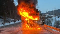 Der Lkw brannte vollständig aus.