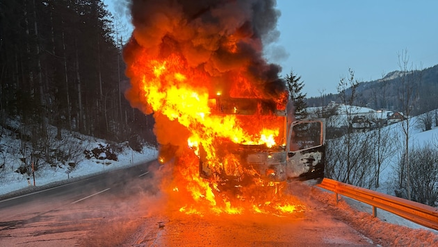 Der Lkw brannte vollständig aus.