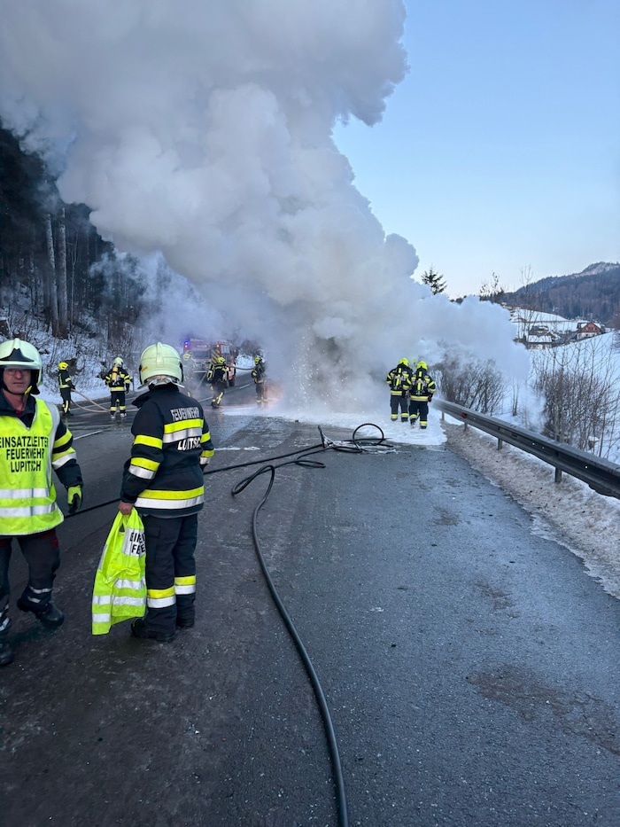 Mehr als 30 Feuerwehrleute standen auf der B145 im Einsatz.