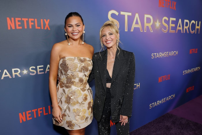 Chrissy Teigen und Sarah Michelle Gellar am Red Carpet