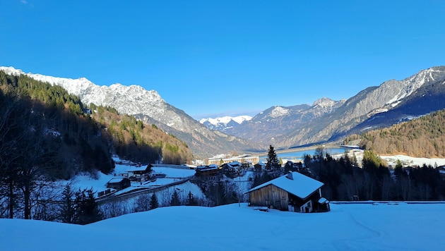 Den Wanderern bietet sich eine wunderscöne Panoramaaussicht auf den Ortsteil Latschau und den ...