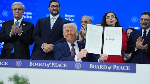 Die gewünschte Politprominenz bei Trumps Unterzeichnung fiel eher mager aus – Trump sparte ...