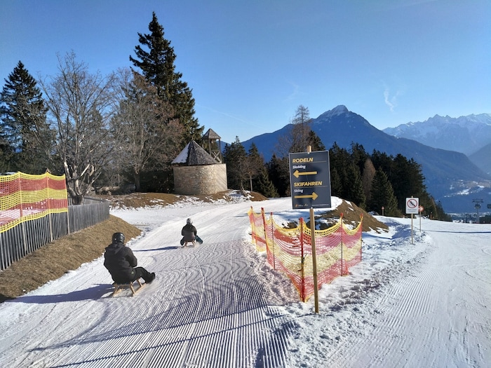 Die Qual der Wahl: Man kann auch nach Hoch-Imst hinunter rodeln (Auffahrt mit der Seilbahn ...