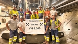 Die Vortriebsmannschaft der Tunnelbohrmaschine „Wilma“ freute sich über das Erreichen der ...