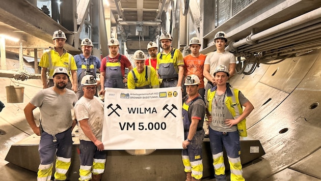 Die Vortriebsmannschaft der Tunnelbohrmaschine „Wilma“ freute sich über das Erreichen der ...