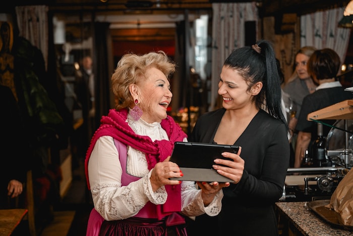 Die Rosi hat stets für alle Mitarbeiter ein offenes Ohr, ist mit Herz und Seele Gastgeberin und ...