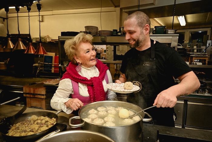 Rosi Schipflinger ist einfach überall – das schätzen auch ihre Mitarbeiter an ihr.