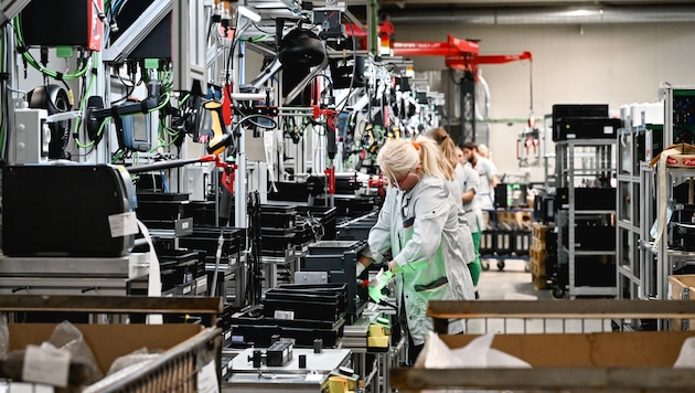 Eine eigene künstliche Intelligenz soll bei Fronius bald die Mitarbeiter unterstützen.