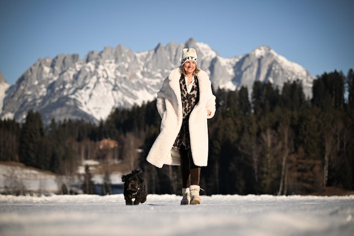 Dreamteam: Ausgiebige Spaziergänge mit „Oscar“ geben der Designerin Kraft.