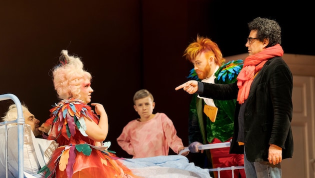 Intendant Rolando Villazon (ganz re.) inszeniert selbst die Neuproduktion der „Zauberflöte“ im ...