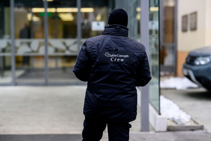 Security-Beamte beobachteten am Donnerstag jeden Besucher.