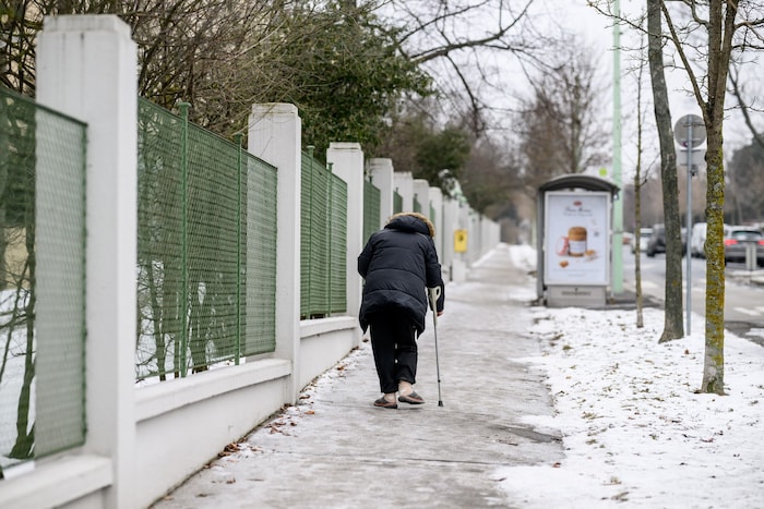 Viele Menschen gehen in der Residenz aus und ein.