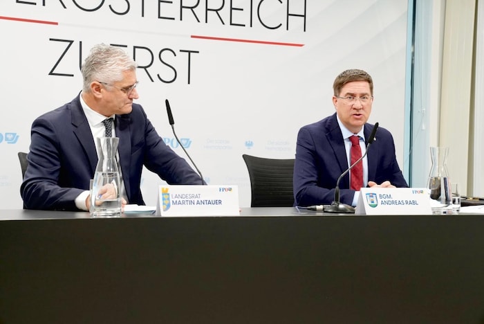 FPÖ-Politiker Antauer (li.) und Rabl mit der Parole: „St. Pölten sandelte mit der SPÖ ab, Wels ...