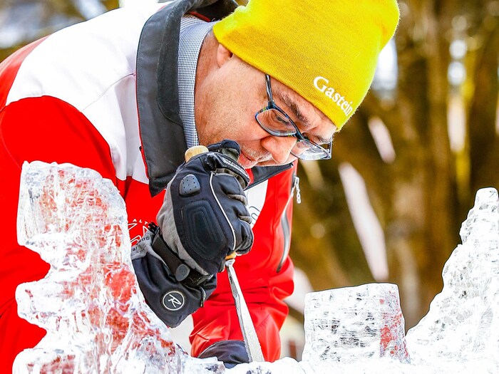 Rund eine Woche arbeiten diverse Künstler an ihren Skulpturen.