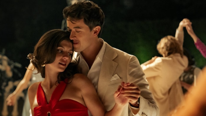 Eigentlich sind sie „nur“ Freunde: Alex (Tom Blyth) und Poppy (Emily Bader).