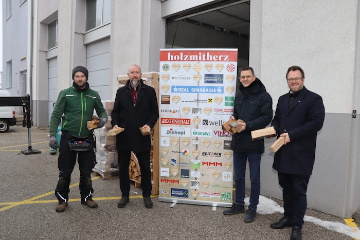 Fabian Fromwald (Firma Holz Wahl), Vizebürgermeister Marcus Berlosnig, Bürgermeister Peter Teix ...