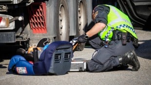 Bei einer Polizeikontrolle fiel der Drogen-Schmuggel auf. (Symbolbild)