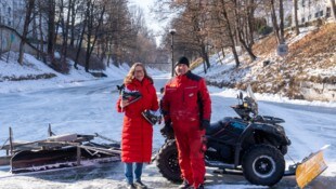 Constance Mochar und Eismeister Ewald Baumgartner auf dem Lendkanal.
