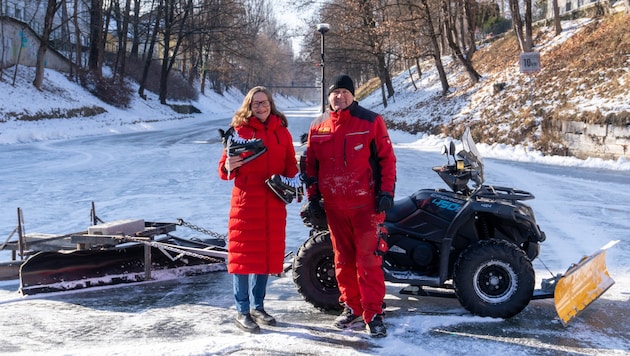 Constance Mochar und Eismeister Ewald Baumgartner auf dem Lendkanal.