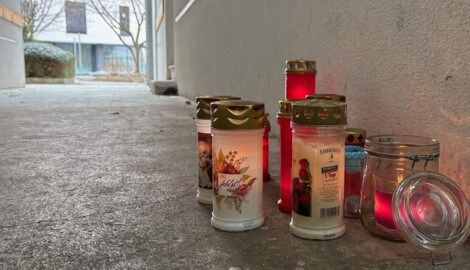 Trauernde stellten im Durchgang des Wohnhauses in der Linzer Harrachstraße Kerzen auf.