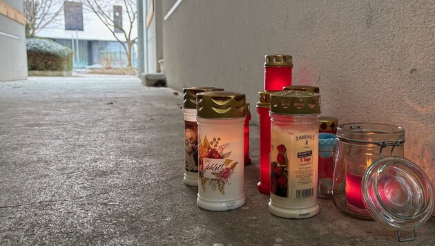 Mourners placed candles in the hallway of the apartment building on Harrachstraße in Linz.