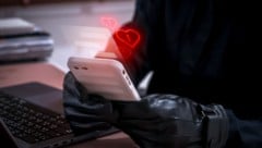 Die Betrüger bauen eine emotionale Beziehung zu den Opfern auf – und zocken sie dann ab.