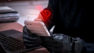 Die Betrüger bauen eine emotionale Beziehung zu den Opfern auf – und zocken sie dann ab.