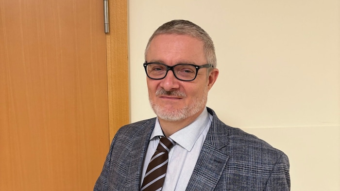 Strafverteidiger Roland Friis vertritt die 26-jährige Erstangeklagte.