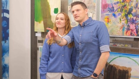 Vanessa Magauer und Georg Estermann schauen sich zig Bilder an – und haben Kunstvolles am Arm ...