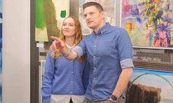 Vanessa Magauer und Georg Estermann schauen sich zig Bilder an – und haben Kunstvolles am Arm ...