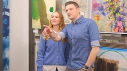 Vanessa Magauer und Georg Estermann schauen sich zig Bilder an – und haben Kunstvolles am Arm ...