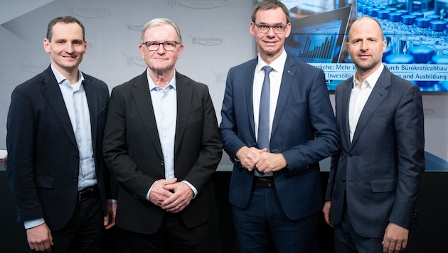 Vorarlbergs Wirtschaftkammerdirektor Julian Fässler mit Präsident Karlheinz Kopf sowie ...