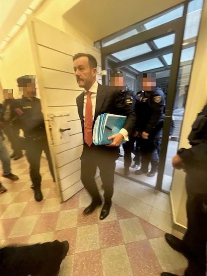 „Gezeichnet und erschlankt“: So wird Benkos lange erwarteter, erster Auftritt seit der Festnahme ...