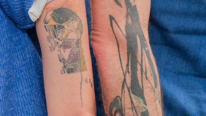 Kunst der Tattoos: Klimts „Der Kuss“ und eine fernöstlich inspirierte, feine Tätowierung