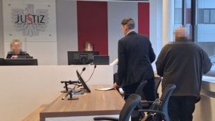 Der Angeklagte (re.) nimmt unmittelbar vor der Richterin seinen Platz ein.