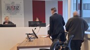 Der Angeklagte (re.) nimmt unmittelbar vor der Richterin seinen Platz ein.