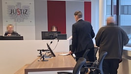 Der Angeklagte (re.) nimmt unmittelbar vor der Richterin seinen Platz ein.