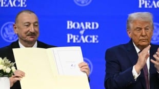 Von links: Aserbaidschans Präsident Ilham Aliyev und US-Präsident Donald Trump bei der ...