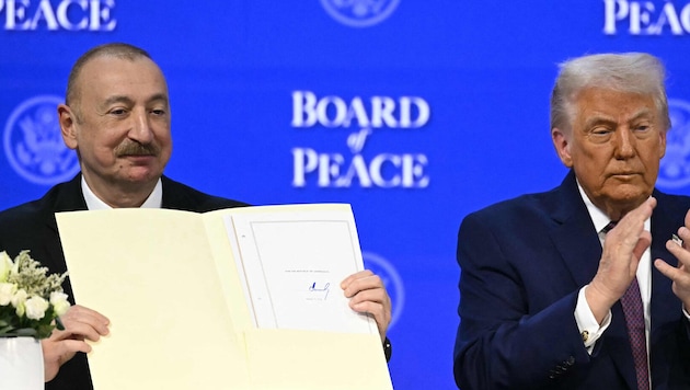 Von links: Aserbaidschans Präsident Ilham Aliyev und US-Präsident Donald Trump bei der ...