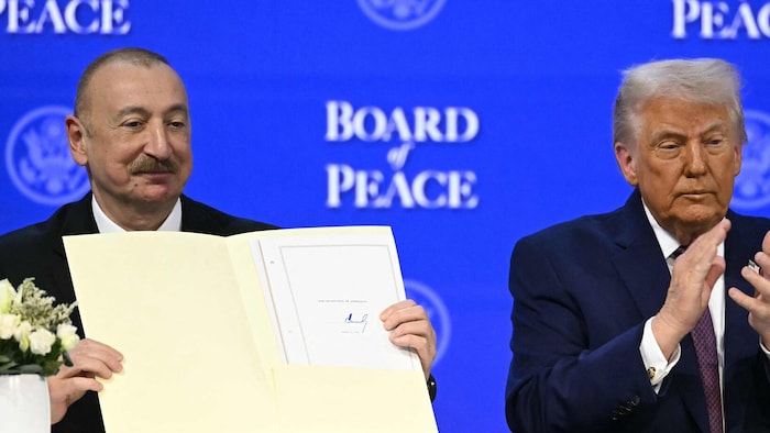 Von links: Aserbaidschans Präsident Ilham Aliyev und US-Präsident Donald Trump mit dem ...