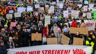 Kerschbaummayr Werner Laut Gewerkschaft gingen in Linz 600 Beschäftigte auf die Straße, die Polizei zählte etwa 500 ...