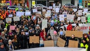 Laut Gewerkschaft gingen in Linz 600 Beschäftigte auf die Straße, die Polizei zählte etwa 500 ...