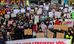 Laut Gewerkschaft gingen in Linz 600 Beschäftigte auf die Straße, die Polizei zählte etwa 500 ...