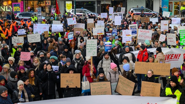 Laut Gewerkschaft gingen in Linz 600 Beschäftigte auf die Straße, die Polizei zählte etwa 500 ...