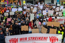 Laut Gewerkschaft gingen in Linz 600 Beschäftigte auf die Straße, die Polizei zählte etwa 500 ...