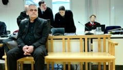Egisto Ott vor Gericht, hinter ihm seine Verteidiger Michael Ofner und Anna Mair