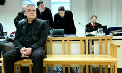 Egisto Ott vor Gericht, hinter ihm seine Verteidiger Michael Ofner und Anna Mair