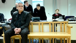 Egisto Ott vor Gericht, hinter ihm seine Verteidiger Michael Ofner und Anna Mair